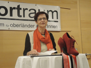 Mundartdichterin Annemarie Regensburger in ihrem Element des Vortragens und Erzählens. Sie feiert demnächst ihren 70er
